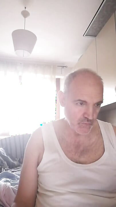 Je me masturbe en regardant une vidéo érotique d’un ami à moi !