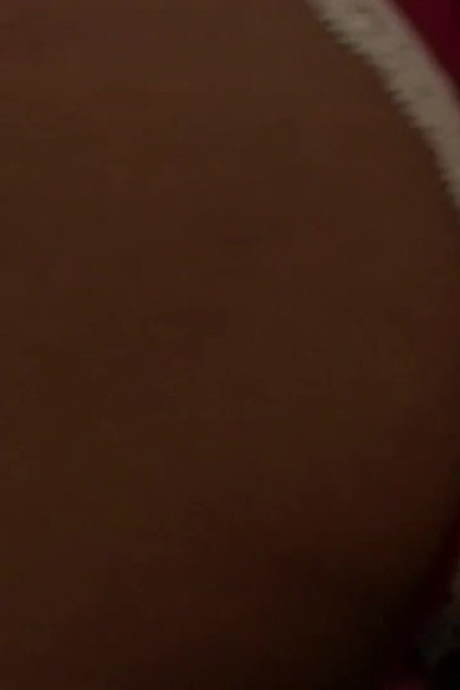 Dame cu țâțe naturale negre mari îmbrățișează încet partenerul ei pentru o noapte cu perne de pradă.