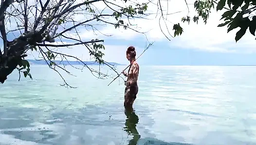 Üstsüz zıpkın ile balık tutmak