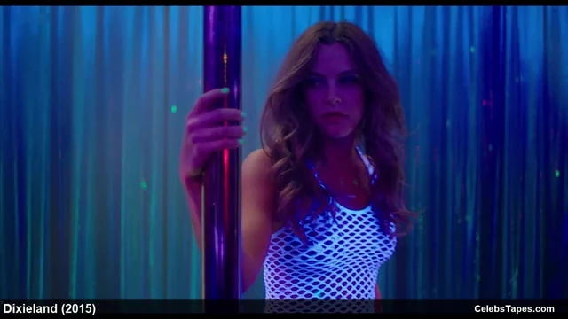 Riley Keough раздевается в горячем тугом бикини на сцене