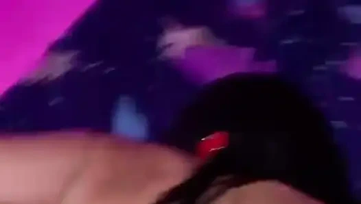 Aku menyetubuhi teman saudara tiriku