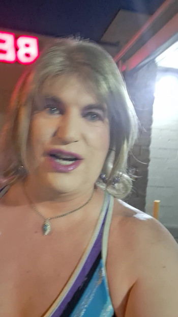 洗車場で水着とショートパンツで濡れてるなんて!