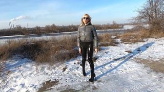 Rubia milf caminando en leggings brillantes y chaqueta acolchada