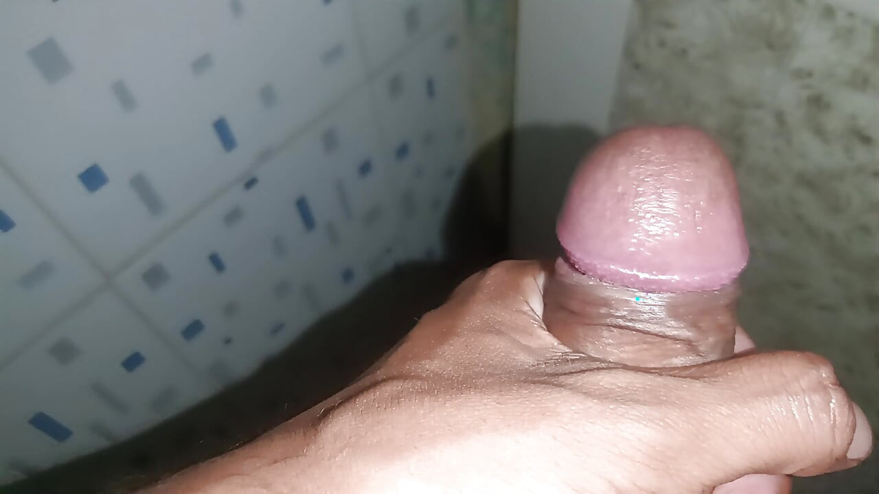 Joven masturbándose con una buena corrida