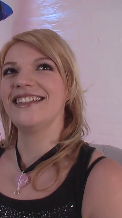 Blondynka na castingu rozciąga sobie cipę | Clip 1