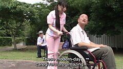 Subtitulado extraño japonés medio desnudo cuidador al aire libre