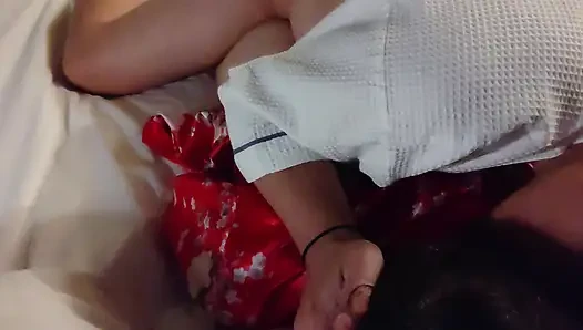 Ich habe sie in einem roten Kimono verführt, und nachdem sie ihrem Cunnilingus gegeben hatte, penetrierte sie mich von hinten und brachte mich in sie zum kommen