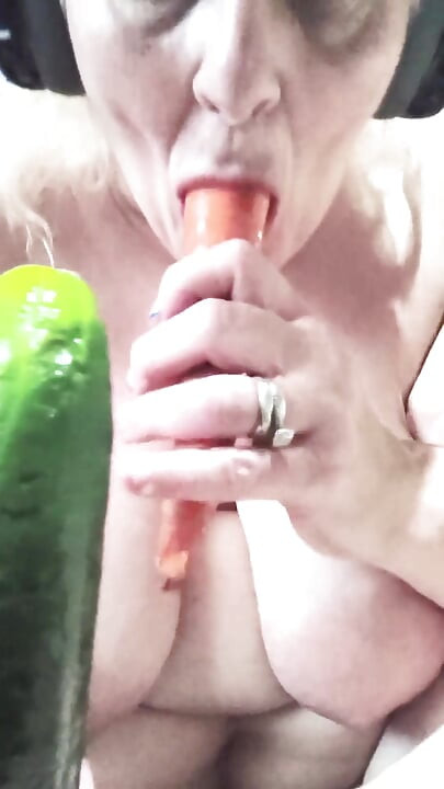 一次吮吸2根鸡巴, 她会失去理智吗？