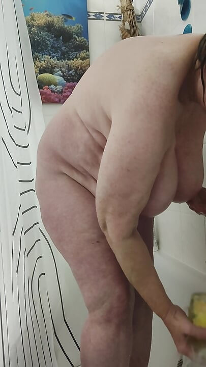 Awek montel mencukur di bilik mandi