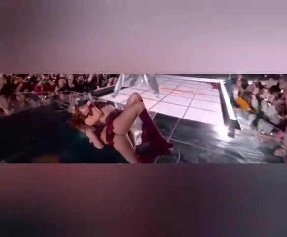 Η Shakira πειράζει