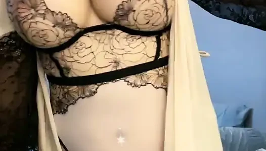 Sevimli kız rastgele izleyiciler tarafından sikilmek istiyor