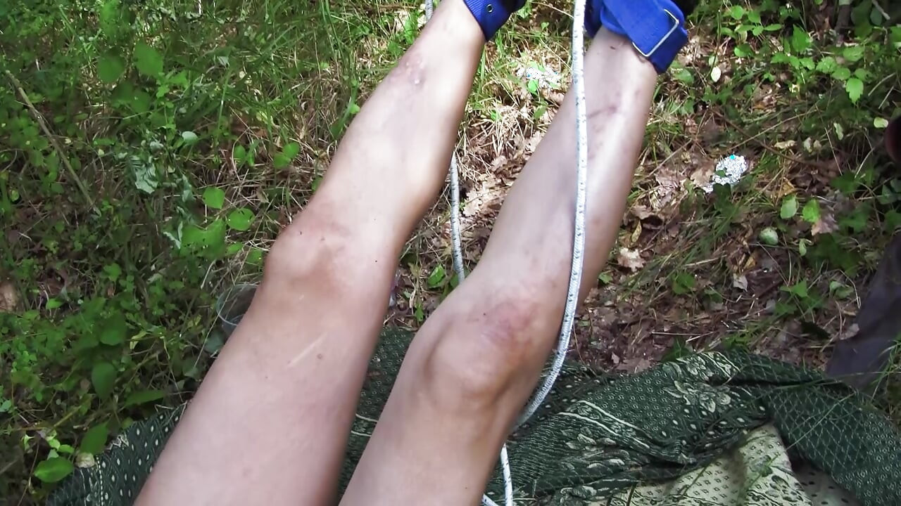 年輕的虐待狂鞭打一隻被綁在樹林裡的老豬