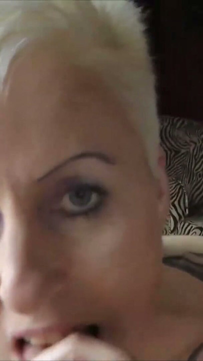 Blonde Milf blaest und laesst sich anspritzen | Clip 2