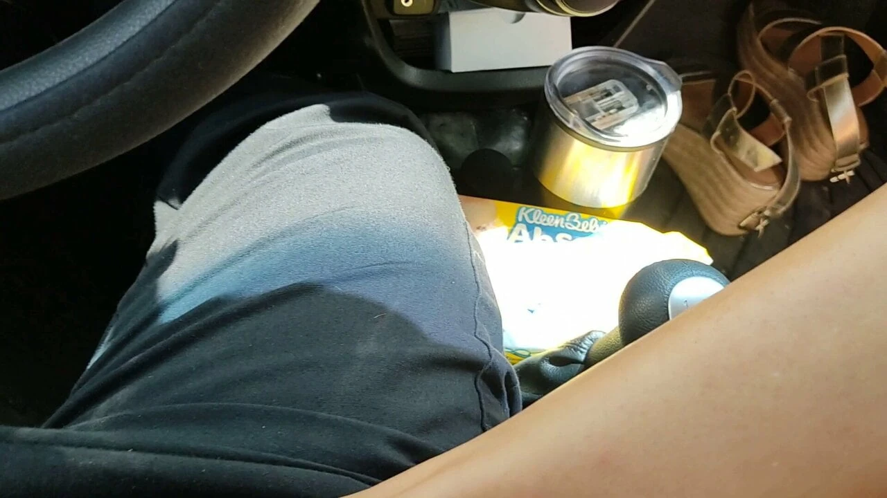 Footjob trong xe hơi