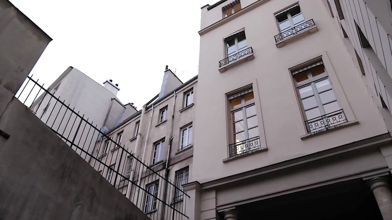 Νεαρή μελαχρινή γαμήθηκε δυνατά