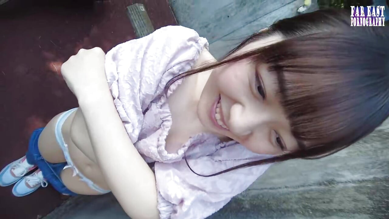 ピンクの先端Fカップビューティーがオイルに浸したスリックアウトドアティーズパート1