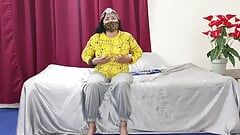 Wanita seksi pakistan lagi asik ngentot memeknya pakai dildo sambil ngomong jodoh
