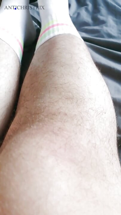 Todas las piernas naturales provocan peludo y sensual