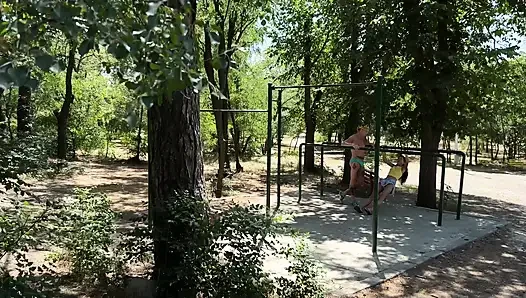 Би тройничок - незнакомец пригласил замужнюю пару повеселиться и трахнул их в лесу