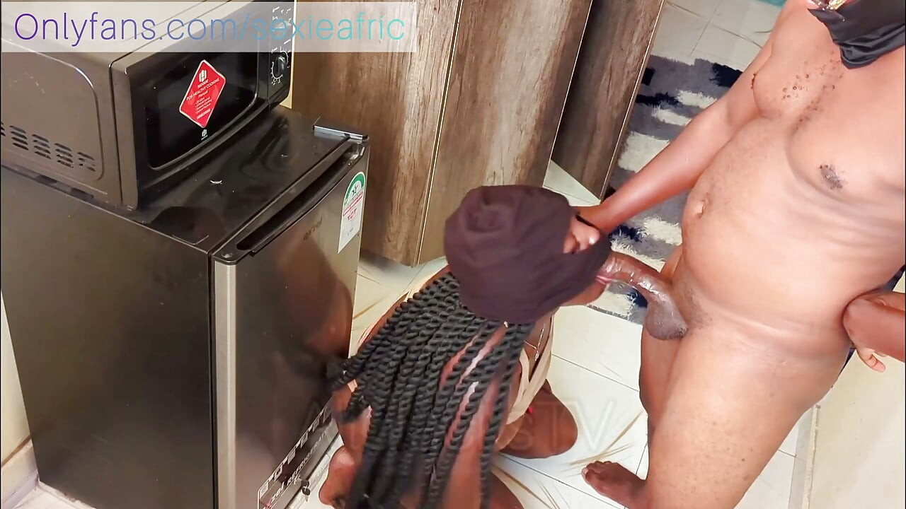 Futai dur cu pulă neagră mare și spermă uriașă pe țâțe