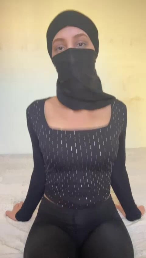 घाणेरडी हिजाबी तिची रसाळ स्तने दाखवते तर Naughty Arab Angel सारखी शिंकते