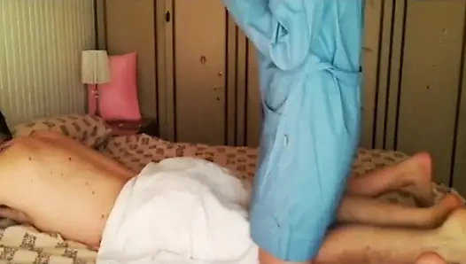 Cewek ini dientot habis-habisan sama pelanggan setelah pijat minyak