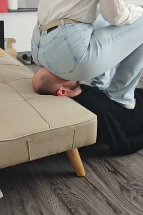 Big Jeans Booty Facesitting - No Escape