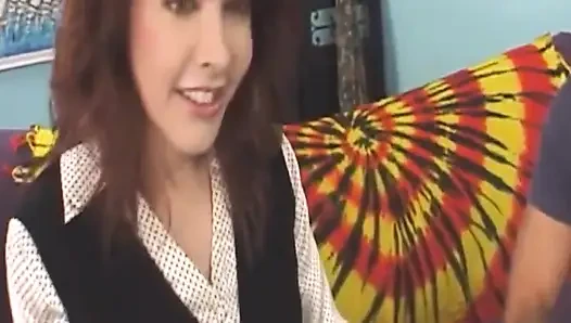 Olgun esmer ıslak gırtlağına kadar alma seansında zonklayan büyük zenci yutuyor