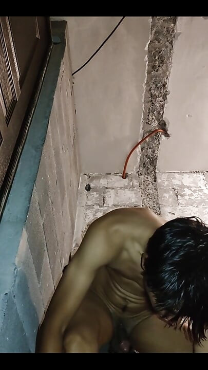 Hadi ama seni tuvalette değişmeye davet ediyorum ateşli elle muamele ve mastürbasyon