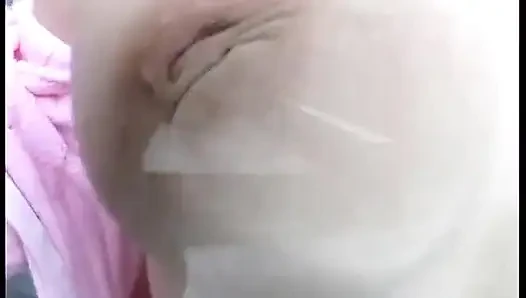 Dia menunjukkan payudaranya yang cantik melalui jendela sampai dia tidak tahan lagi ...