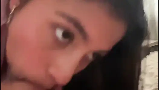 Wunderschöne indische Frau mit wunderschönem Gesicht lutscht Schwanz und wird dann auf allen Vieren gefickt, hat einen beeindruckend großen Hintern