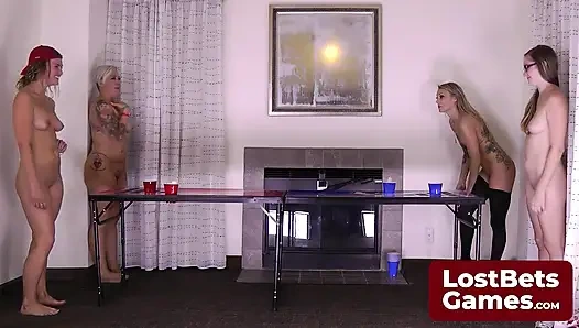 Пивной понг игра стриптиз в предвкушении всплесков перед знаковыми татуировками Tobi