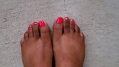 Bàn chân màu hồng neon