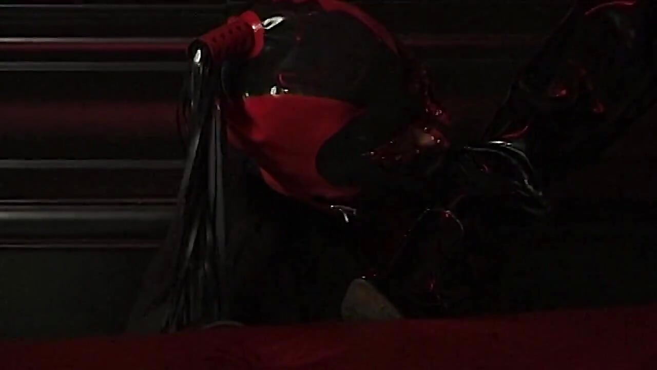 Verführerische MILF-blondinen und brünette in versauten BDSM-spielen