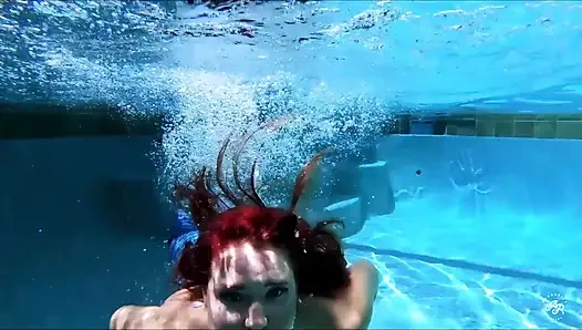 Deniz kızıyla yüzme