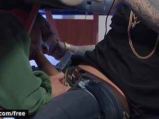 Тео Бреді тримає руку свого коханця на призначенні для татуювання, але таємно треться ногою об член Інкера - БРОМО