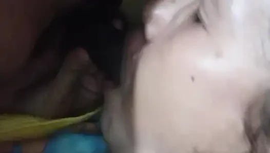spielte 69, während sie blojob und gesicht zur kamera.