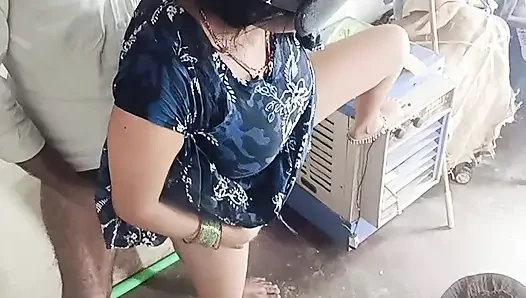 Arsch-muschi ficken, muschi lutschen, brüste lutschen, milch aus der brust lutschen und auf dem schwanz im doggystyle sitzen und direkt auf Hindi-audio liegend