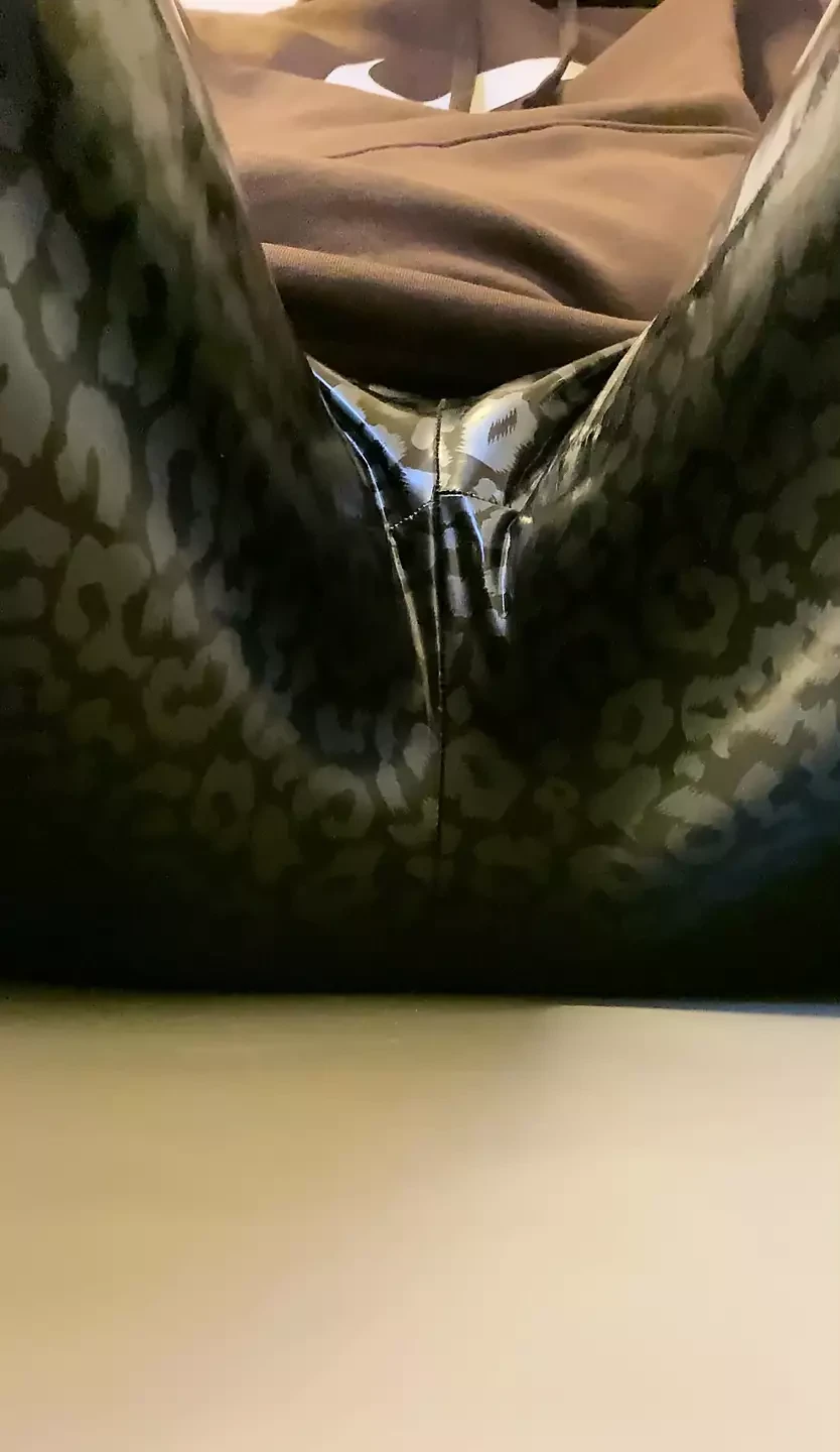 我穿着我最喜欢的香港紧身裤撒尿