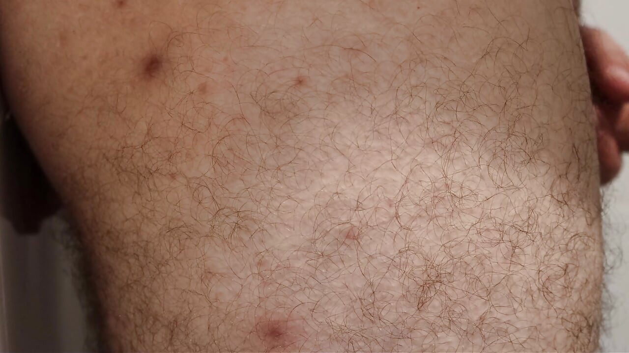 Pihenés és rángatózás a szállodai szobában és a fürdőszobában