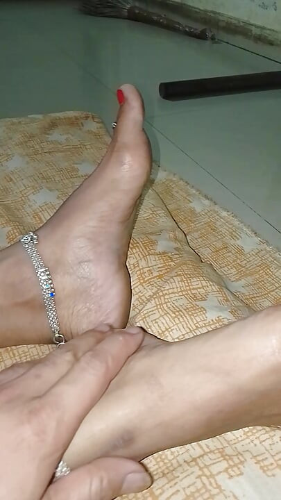 Neighbour's daughter fucked on the pretext of giving her cold water