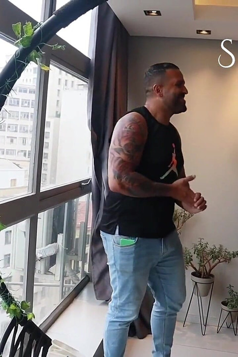 Вуличний продавець їсть гарячу шльондру дупу