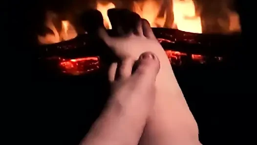 Aku lagi asik footjob hot sampai kakiku dicrot sperma hangat!