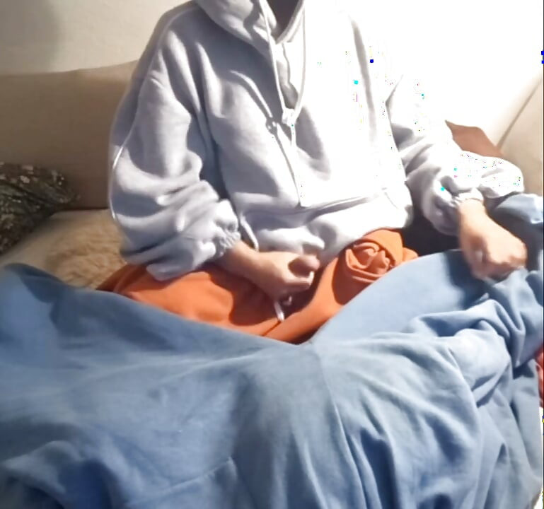穿着宽松运动服游泳
