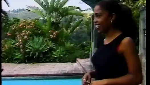Bintang bokep kulit hitam dengan mudah meluncurkan roknya di luar ruangan
