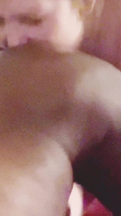 Une demi-sœur réveille son demi-frère avec un anulingus et une chatte rose mouillée | Clip 2