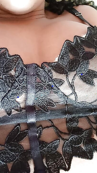 Młoda dziewczyna masturbuje się