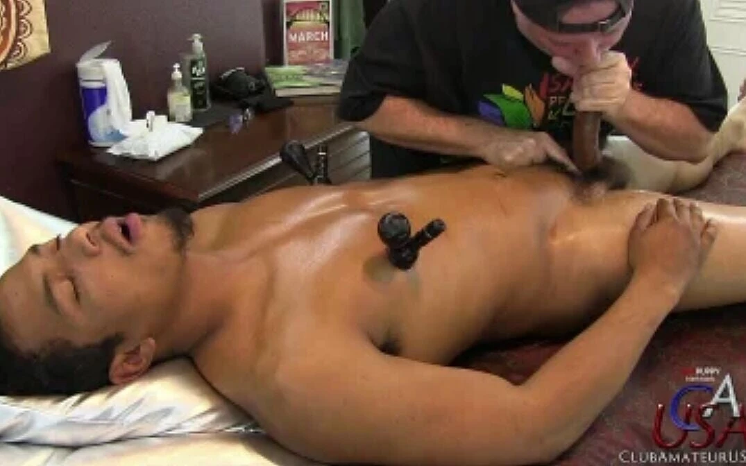 Un masseur excité offre un massage de la bite satisfaisant à Braydyn