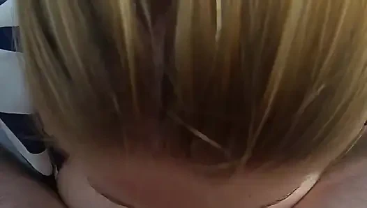 Качели и сосание на улице