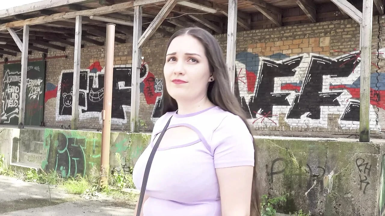 Alman izci - tombul büyük doğal memeli genç Wendy Wendyl halka açık pikapta sikişiyor